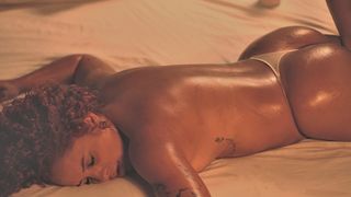 ROBERTA RECEBENDO MUITO PRAZER, MUITO TESAO E ORGASMOS DURANTE MASSAGEM