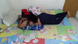 VIDEO 100% CASERO MI CUNADO ENTRA A MI HABITACION Y ME LEVANTA LAS PIERNAS