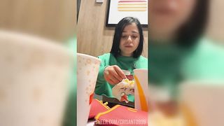 BEAUTIFUL HUNGRY VENEZUELAN ARRIVES IN THE UNITED STATES VERY HUNGRY FOR FOOD AND COCK AND MONEY SO I HELP HER BY MAKING THIS VIDEO