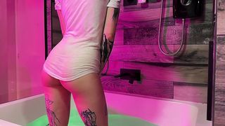 SUPER SLOW MOTION WET T-SHIRT IN THE BATH