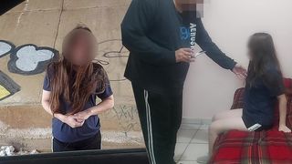 VIEJO Y JOVENCITA PUTIPOBRE! LA VE EN LA CALLE RECOLECTANDO BASURA Y LE OFRECE DINERO PARA LLENARLA DE SEMEN #1