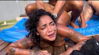 FESTA NA PISCINA COM A ESPOSA DO MEU AMIGO E SUA ENTEADA NOVINHA ( COMPLETO )