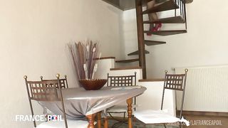 Une etudiante cochonne profite de l'absence de son mec pour se faire sodomiser par un autre