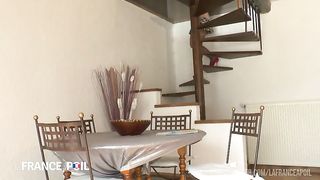 Une etudiante cochonne profite de l'absence de son mec pour se faire sodomiser par un autre