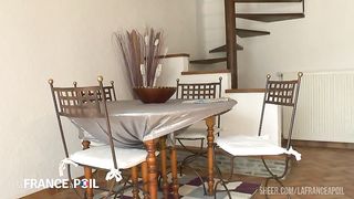 Une etudiante cochonne profite de l'absence de son mec pour se faire sodomiser par un autre