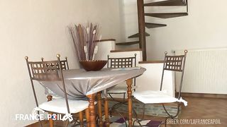 Une etudiante cochonne profite de l'absence de son mec pour se faire sodomiser par un autre