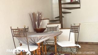 Une etudiante cochonne profite de l'absence de son mec pour se faire sodomiser par un autre