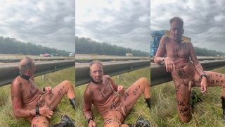 NAAKT LANGS DE SNELWEG