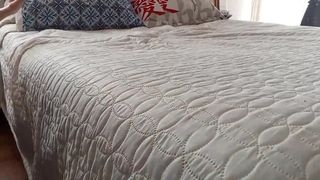 MI PADRASTRO ME SORPRENDE MASTURBANDOME ME LLENA DE ORGAMOS Y LECHE