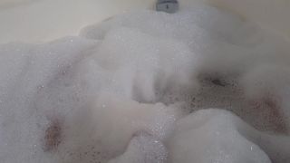 I MASTURBATE MYSELF WHILE TAKING A BUBBLE BATH