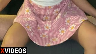 ASI INTERRUMPO A MI HERMANASTRA QUE ESTABA LEYENDO PARA QUE ME MAMARA LA VERGA Y COGERMELA POR SU CONO ROSA Y CALIENTE.