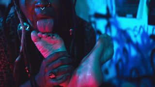 GODDESS ROTTEN VENUS DOMINATES HER FOOT SLAVE