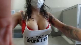 HERMOSA FLAQUITA TRANNY EN EL BANO PUBLICO, AMAZING ASS!