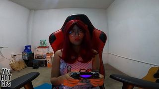 ENCUENTRO A JOVENCITA GAMER Y ME LA FOLLO
