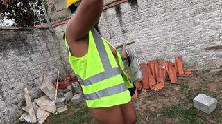 FOI FISCALIZAR A OBRA E FICOU IMAGINANDO OS PEDREIROS FODENDO O SEU BUCETAO
