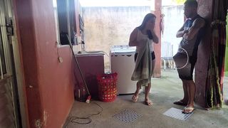 MINHA ESPOSA SAIU E A EMPREGADA NAO RESISTIU MEU PAU ERETO