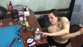 I FIX HER PHONE AND SHE SWALLOW MY CUM