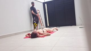 CASADA TOMANDO SOL EM SEU QUINTAL E RECEBE VIZINHO SAFADO QUE VEIO FAZER MANUTENCAO EM SEU PORTAO!