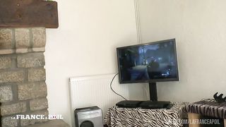 Tatiana a bien fait d'accepter le deal de son pervers de coloc et lui donne son cul et ses gros seins !