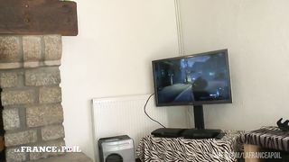 Tatiana a bien fait d'accepter le deal de son pervers de coloc et lui donne son cul et ses gros seins !