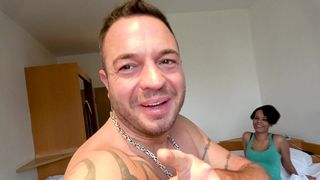 ENGES TEEN WILL ES OHNE KONDOM