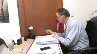 Jimmy arrive avec sa belle-soeur pour qu'on la depucelle devant une camera