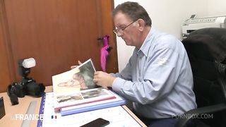 Jimmy arrive avec sa belle-soeur pour qu'on la depucelle devant une camera