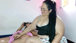 LA PUTA DE MI HERMASTRA NO ME PUEDE EN TOALLA PORQUE QUIERE TOCAR MI VERGA - HISTORIA COMPLETA