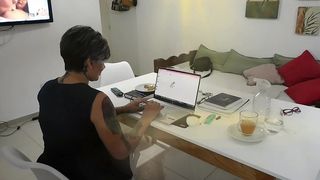 VINO A ARREGLARLE UNA PERDIDA A LA VECINA Y ME TAPO TODOS LOS AGUJEROS CON VERGA Y LECHE
