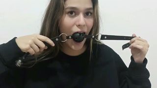 MI HERMANASTRA ESTA ABURRIDA Y JUEGO CON ELLA HASTA FOLLARMELA