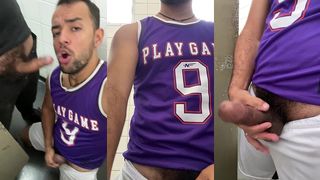 NO BANHEIRO DO SHOPPING TINHA UNS MACHOS SE PEGANDO EU ENTRE NO MEIO E FIZ A MINHA SAGANAGEM.