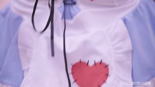 MAY AKEMI - Alice no pais da putaria cosplay deu o cuzinho e a bucetinha e olha so como ela engoliu a porra
