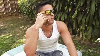 Gostosa fode com vendedor de carros e fica com a buceta cheia de Leite