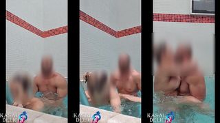 COMENDO A LOIRA CASADA NA PISCINA DO MOTEL