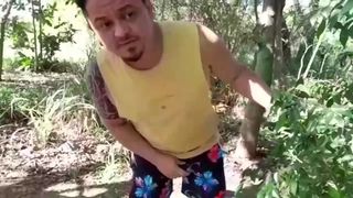 POLICIAL MALANDRAO NO MEIO DAS TRILHAS AVISTOU DOIS INDIVIDUOS E FOI REVISTAR, MAS LOGO O POLICIAL JA APALPOU A ROLONA DO SUSPEITO E CAIU DE BOA CHUPANDO