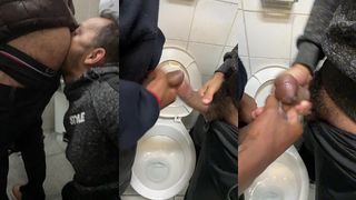 FUDENDO O FUNCIONARIO DO BANHEIRO.