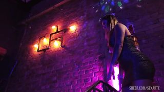 Couples have sex in the middle of the party