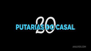 Dona de casa mexendo no ceular