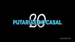 Dona de casa mexendo no ceular