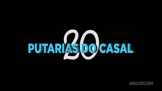 Dona de casa mexendo no ceular