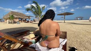 MASAJISTA DE PLAYA SE FOLLA A MI MADRASTRA VIDEO REAL
