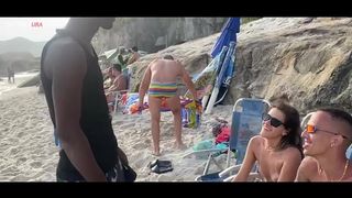 SURUBA NA PRAIA NA FRENTE DE TODOS