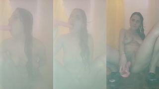 COLANDOME CONSOLADOR DEBAJO DE LA DUCHA EN EL BANO PENSANDO IMAGINANDOME QUE ME FOLLA MI PADRASTRO