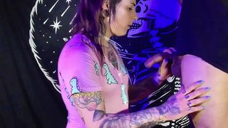 GAROTA TRANS DE PIJAMA CHUPA PAU GRANDE DO SEU MEIO IRMAO E E FODIDA