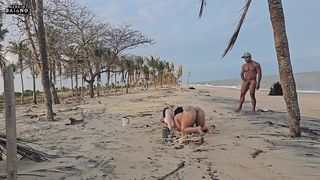 DUAS GOROTAS LESBICAS BRICANDO NA PRAIA FORAM APANHADAS POR UM TURISTA E TIVERAM SEUS CUZINHOS FUDIDOS