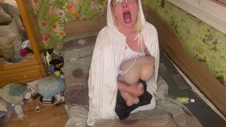 QUEEN IN WHITE HOOD TEASE, SUCK AND OIL HANDJOB THE TRANNY TILL CUM
