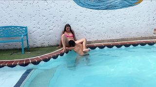 SEXO AL AIRE LIBRE EN LA PISCINA CON LA CALIENTE DE MI CUNADA HASTA EL ORGASMO