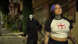 GOTICA CULONA ES ATRAPADA EN LA CALLE POR GHOST FACE PARA SEXO RUDO DE HALLOWEEN