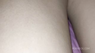 Toqueteo a mi hermanastra bajo las sabanas