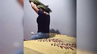 LA CHAPARRITA TIENE ORGASMOS EXTREMOS. MI HERMANASTRA Y YO FUIMOS A UN HOTEL PARA QUE NUESTROS FAMILIARES NO ESCUCHEN SUS GEMIDOS EN CASA CUANDO LA ESTOY COGIENDO DURISIMO.